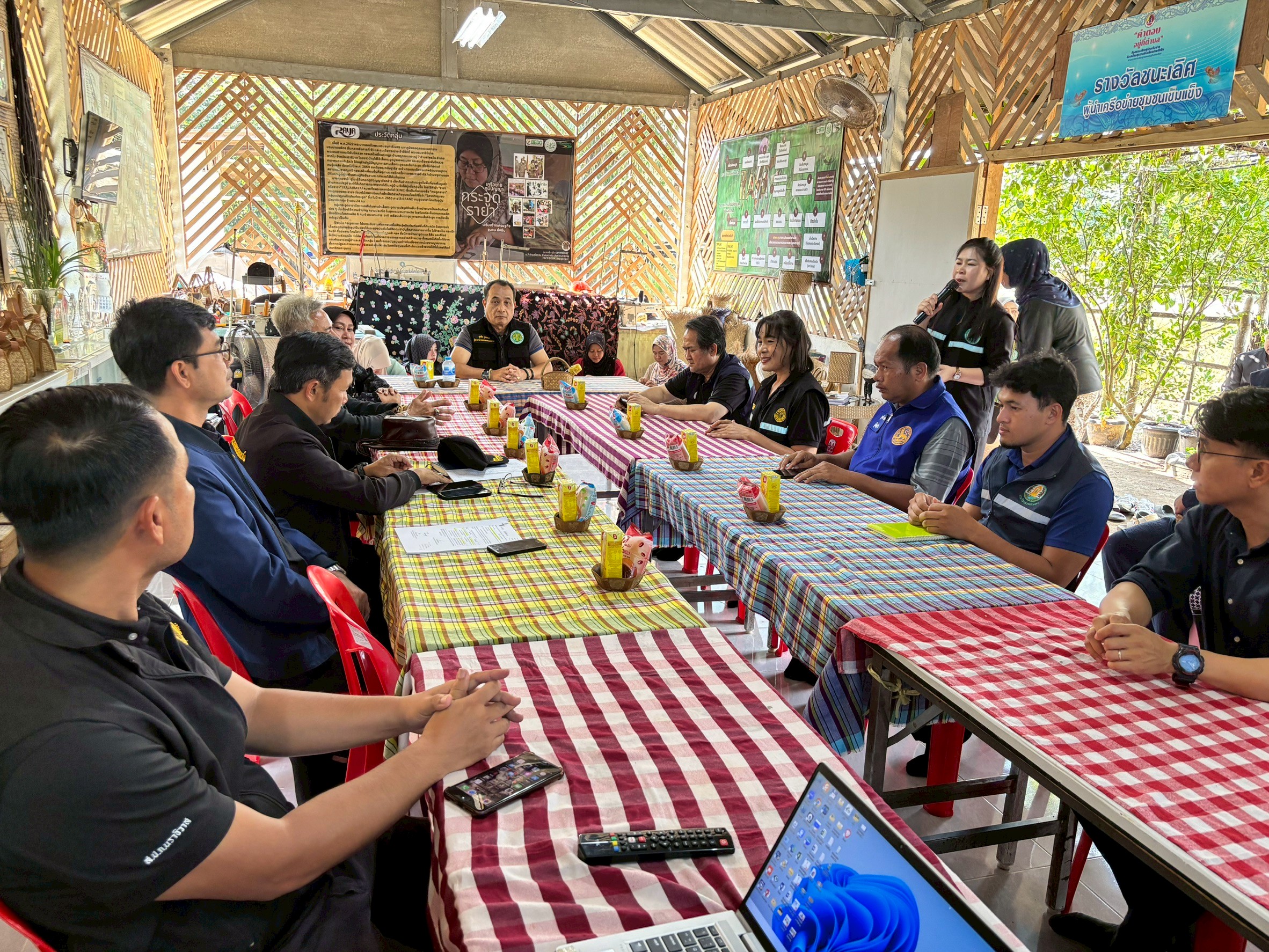 title - ผู้ตรวจราชการ ส.ป.ก. ลงพื้นที่ตรวจราชการ ร่วมกับ ผู้ตรวจราชการกระทรวงเกษตรและสหกรณ์ ณ กลุ่มวิสาหกิจชุมชนแปรรูปผลิตภัณฑ์กระจูดรายา จังหวัดนราธิวาส